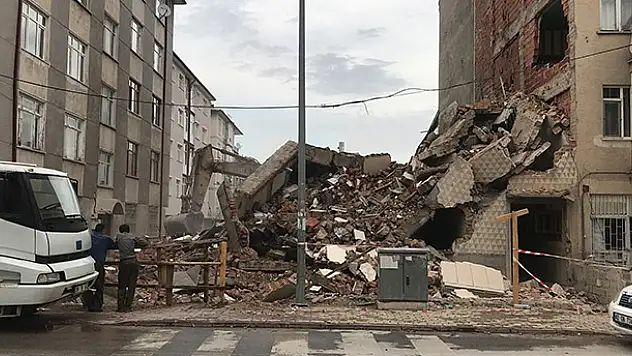 Kentsel dönüşüm çalışmasında yan binanın duvarı zarar gördü