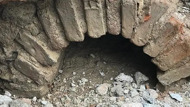 Kepçe ile tarla düzeltirken tarihi yapı buldu