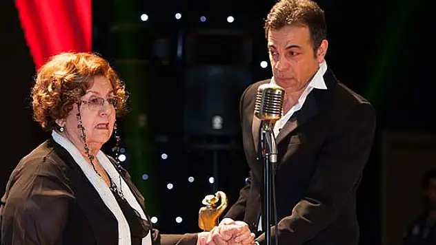 Kerem Alışık, 'Çolpan İlhan Ödülü'nü gözyaşlarıyla verdi