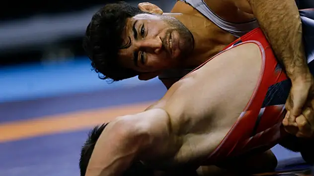 Kerem Kamal ve Murat Fırat, Avrupa Güreş Şampiyonası'nda yarı finale yükseldi