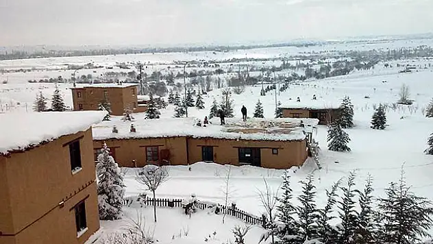 Kerpiç evlerin çatıları çökme tehlikesine karşın kardan temizleniyor