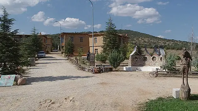 Kerpiç evleriyle büyüleyen Konya'daki 'sanatçı köyü'ne ilgi artıyor