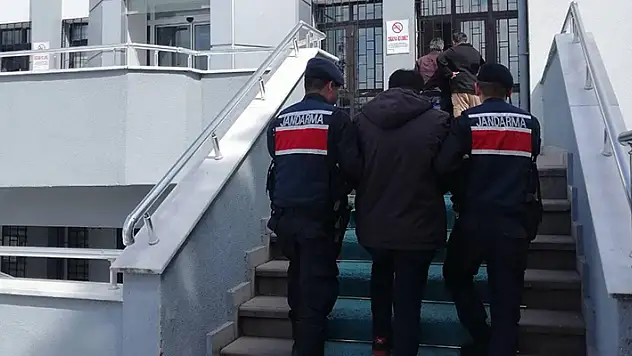 Kesinleşmiş 24 yıl cezası bulunan firari, oğlunun dükkanında kazılmış tünelde yakalandı
