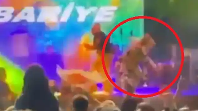 Kibariye, sahneye atlayan hayranı nedeniyle platformdan düştü o anlar kamerada

