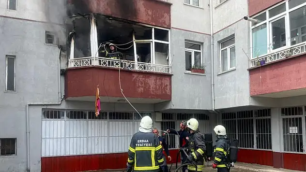 Kibritle oynayan çocuk balkonu ateşe verdi
