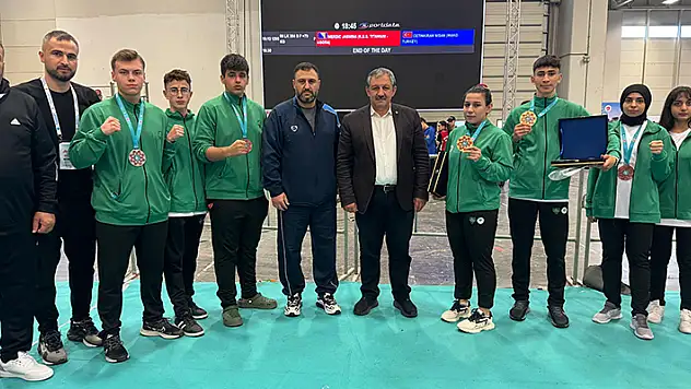 Kick boksta madalya yağmuru
