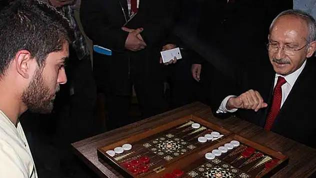 Kılıçdaroğlu, gençlerle tavla oynadı