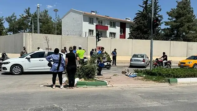 Kilis'te başıboş at zincirleme kazaya neden oldu: 4 yaralı

