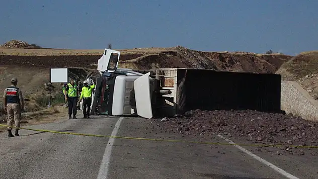 Kilis'te tır ile otomobil çarpıştı: 4 ölü, 2 yaralı
