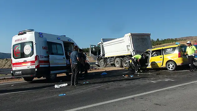 Kilis'te, kamyon ile taksi çarpıştı: 2 ölü, 8 yaralı
