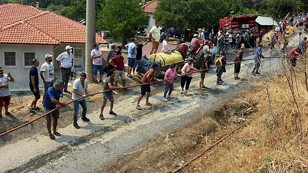 Kimisi şişeyle söndürdü, kimisi hortumu tuttu, kimisi su taşıdı! Köyceğiz'de görülmemiş seferberlik