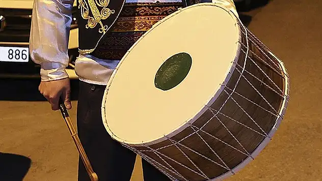 Kimliği olmayan davul çalamayacak ve bahşiş toplayamayacak!
