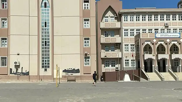 Kimliğini bulduğu öğrencinin son anda sınava girmesini sağladı