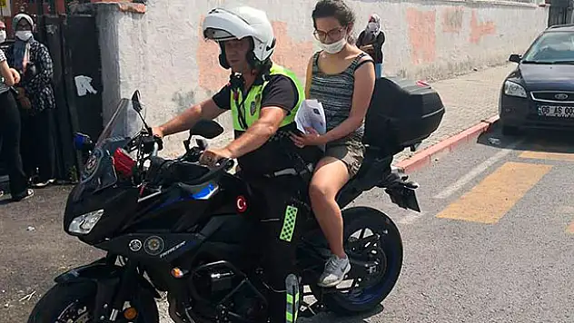 Kimliğini kaybeden öğrenci polisin yardımıyla YKS'ye yetişti