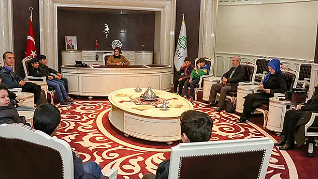 Kimsesiz çocuklar Başkan Toru'yu ziyaret etti