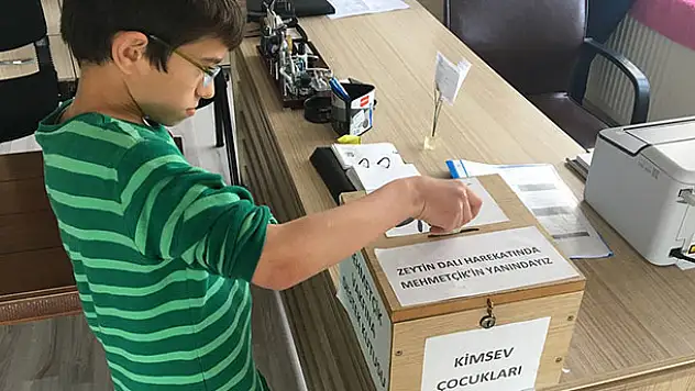 Kimsesiz çocuklar harçlıklarını Mehmetçik Vakfı'na bağışladı