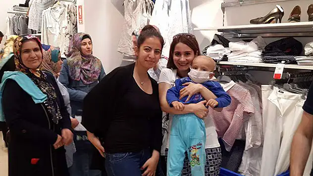 Kimsesiz çocukların bayramlık sevinci