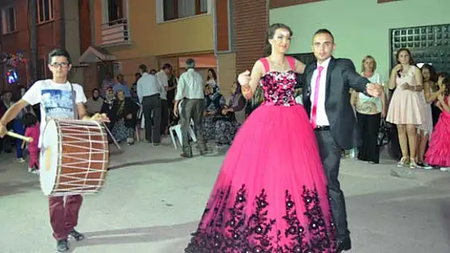 Kına gecesi geleneği sokakta sürüyor