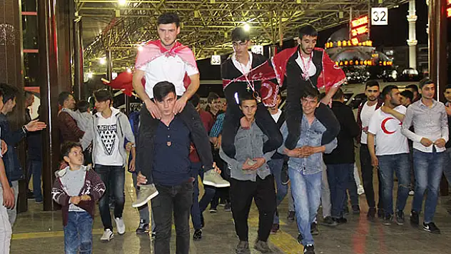 Kınalı kuzular geleneksel asker geceleriyle uğurlandı