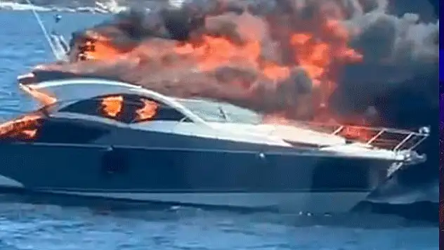Kınalıada açıklarında korkutan yat yangını
