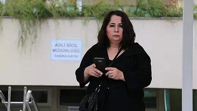 Kira ödemeyen kızını icraya verdi