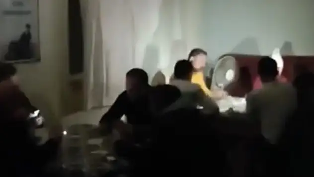 Kıraathanede elektrikler gitti, telefon ışıklarıyla oyuna devam ettiler
