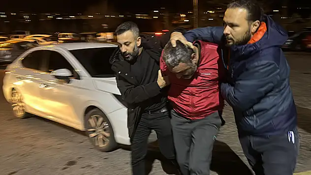 Kiracısıyla kavga eden iş yeri sahibi, müdahale eden polise aracıyla çarptı

