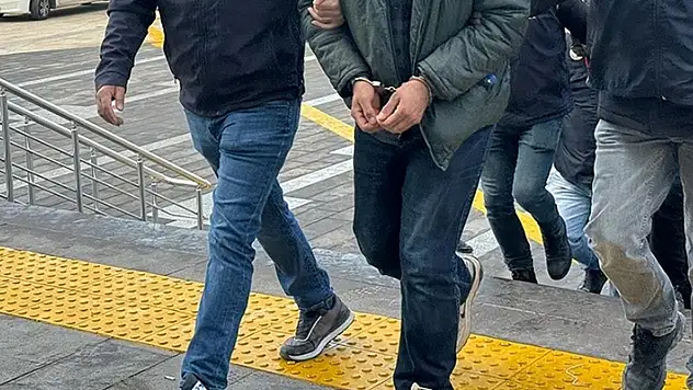 Kiraladıkları araçların GPS modülünü söken şahıslar yakalandı