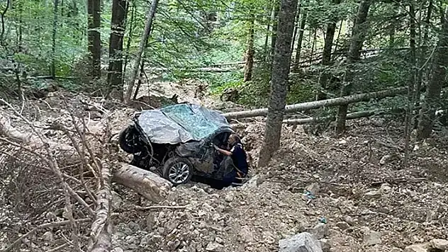 Kiralık otomobille uçuruma yuvarlanarak ölen sürücü takip sistemi sayesinde bulundu
