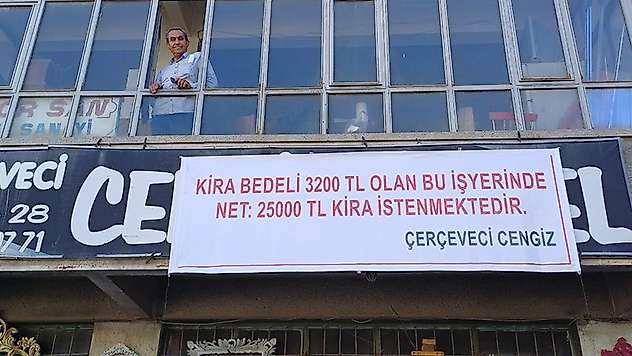 Kiraya yüzde 500 zam isteyen iş yeri sahibine dükkana astığı pankartla isyan etti
