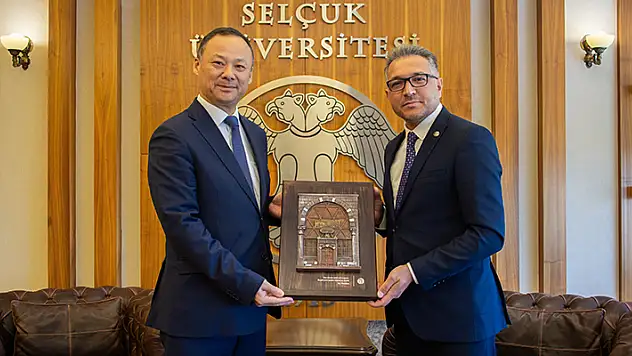 Kırgızistan'ın Ankara Büyükelçisi Kazakbaev Rektör Aksoy ile bir araya geldi

