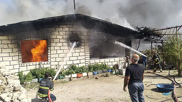 Kırıkhan'da müstakil ev alevlere teslim oldu