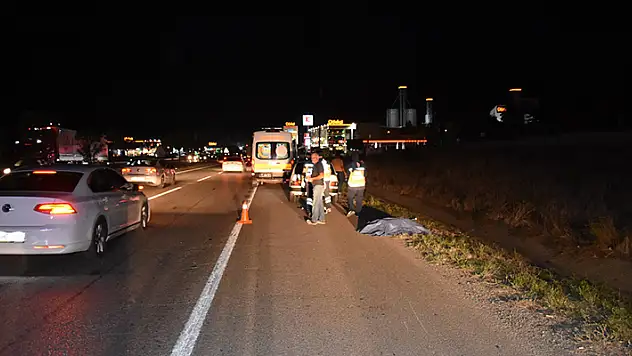 Kırıkkale'de emniyet şeridinde yürüyen kişi, otomobilin çarpmasıyla öldü
