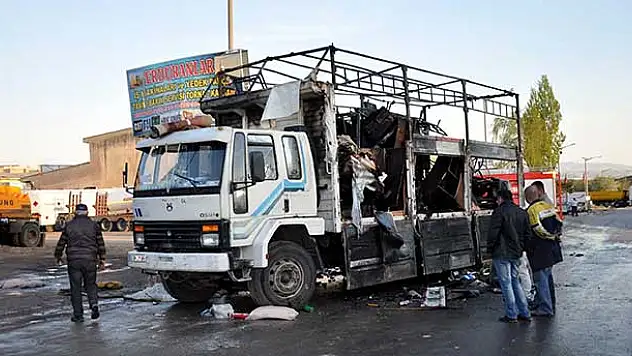 Kırıkkale'de ev eşyası yüklü kamyon yandı