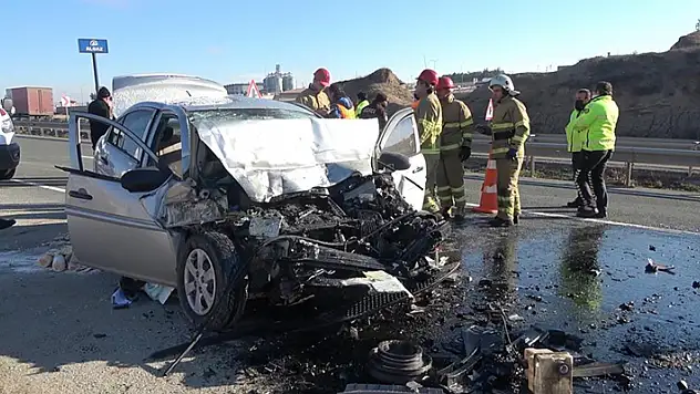 Kırıkkale'de feci kaza, otomobil park halindeki otobüse çarptı: 1 ölü, 2 ağır yaralı

