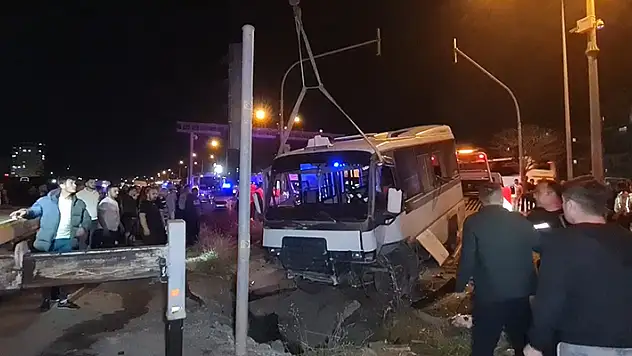 Kırıkkale'de feci kaza... Yolcu minibüsü ile otomobil çarpıştı: 22 yaralı
