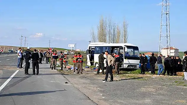 Kırıkkale'de kamyon ile cezaevi servis minibüsü çarpıştı: 1 ölü