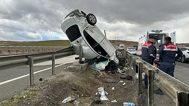 Kırıkkale'de kontrolden çıkan otomobil bariyerlerde asılı kaldı: 5 yaralı


