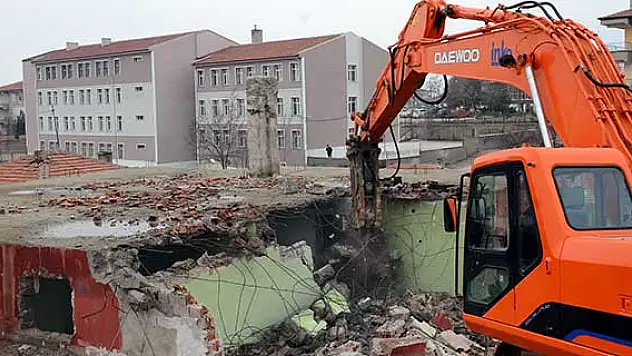 Kırıkkale'de metruk binalar yıkılıyor