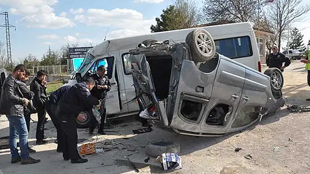 Kırıkkale'de öğrenci servisi ile hafif ticari araç çarpıştı: 10 yaralı