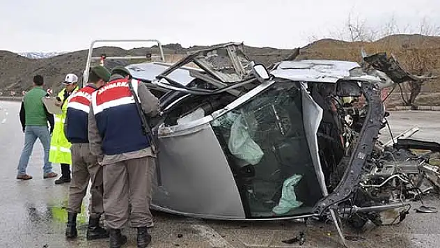 Kırıkkale'de otomobil bariyerlere çarptı: 4 yaralı