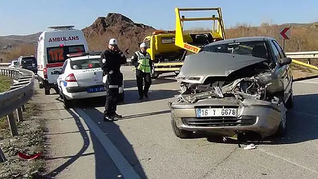 Kırıkkale'de otomobil bariyerlere çarptı: 3 yaralı