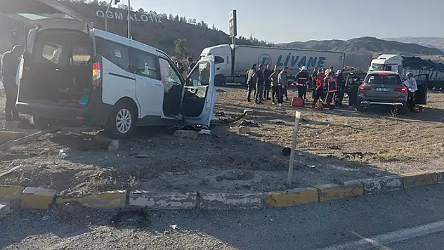 Kırıkkale'de otomobil ile hafif ticari araç çarpıştı: 1 ölü 1 yaralı
