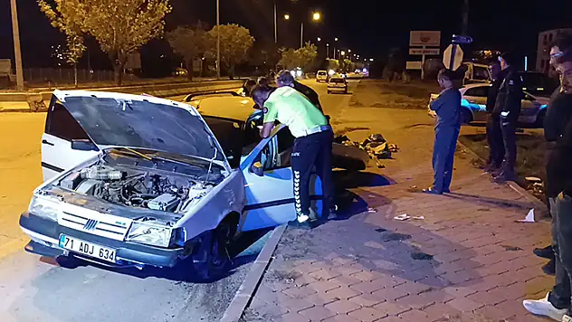 Kırıkkale'de otomobil, refüj ve kaldırıma çarptı: 2 yaralı

