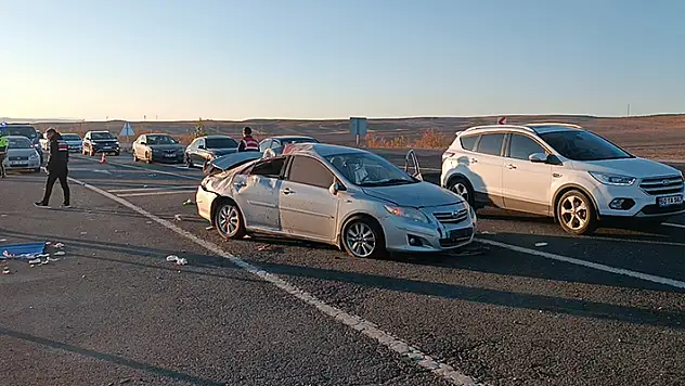 Kırıkkale'de refüje çarpıp takla atan otomobildeki anne- oğul öldü 3 yaralı

