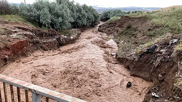 Kırıkkale'de sağanak taşkınlara neden oldu Doğu Ekspresi hattı hasar gördü

