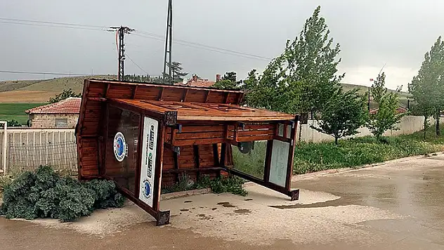 Kırıkkale'de şiddetli fırtına çatıları uçurdu, ağaçları devirdi
