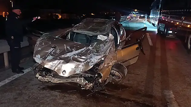 Kırıkkale'de takla atıp, karşı şeride geçen otomobildeki 2 kişi yaralandı
