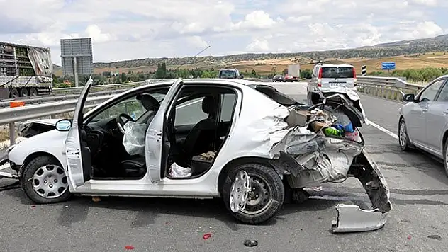 Kırıkkale'de tır ile otomobil çarpıştı: 3 yaralı