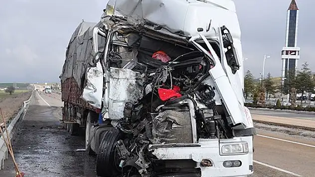 Kırıkkale'de tır otobüse çarptı: 5 yaralı